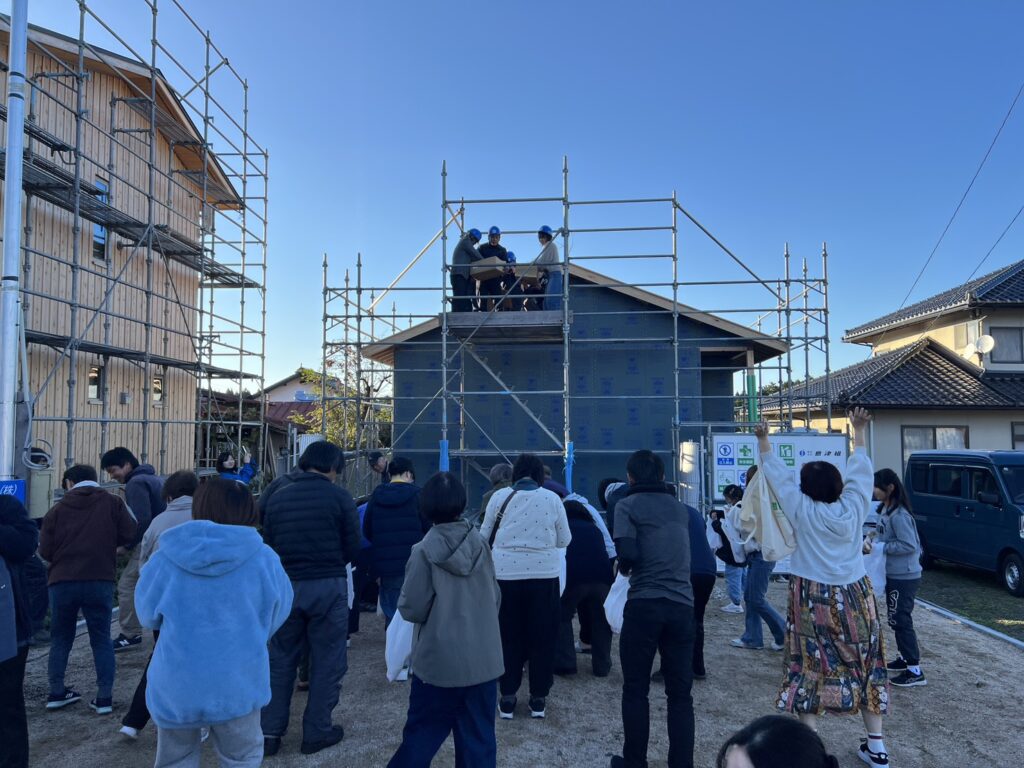 晴天の中、上棟式＆もちまき