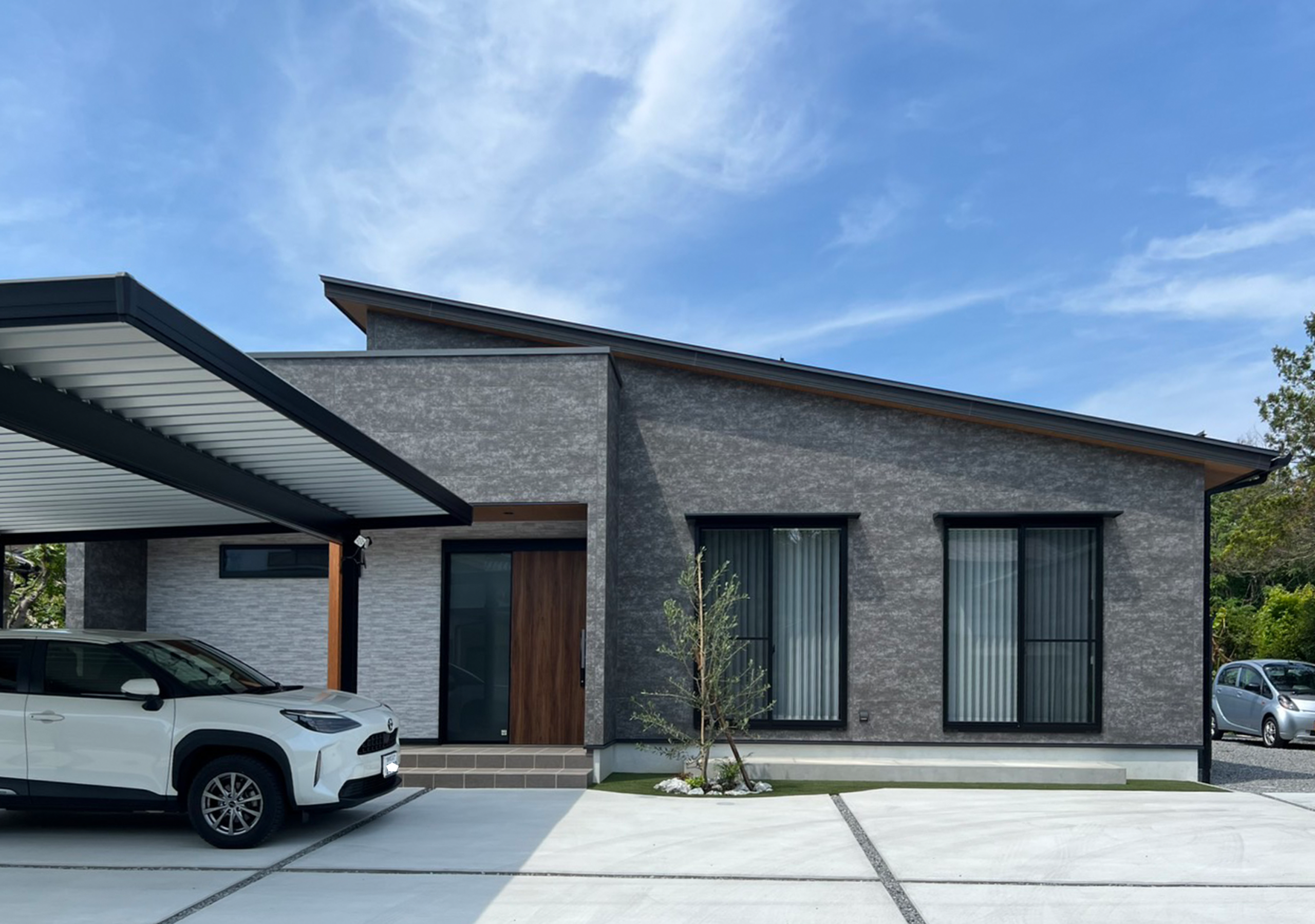 グレーが映える、平屋の美学。