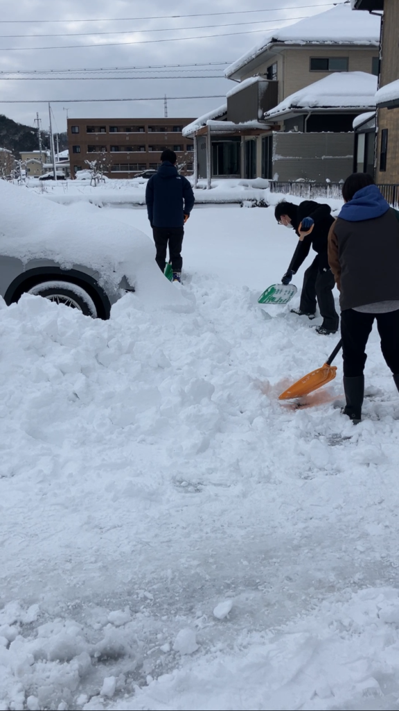 大雪でも元気に雪かき！